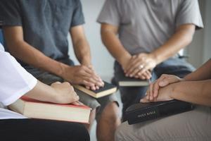 groupe de personnes chrétiennes priant l'espoir ensemble, tournage religieux divers, concepts d'espoirfoichristianismereligionéglise en ligne photo