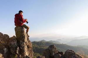 gens heureux prenant des photos de paysages de montagne