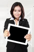 tablette montrant femme d'affaires photo