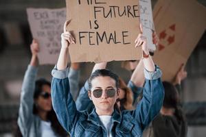 reflet du sol dans les lunettes de soleil. un groupe de femmes féministes manifestent pour leurs droits à l'extérieur photo