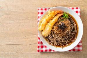 nouilles ramen japonaises aux crevettes tempura photo