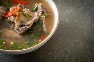 soupe épicée d'épine dorsale de porc hachée ou soupe de cuisse épicée photo