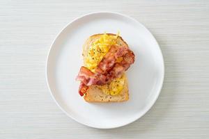 pain grillé avec œuf brouillé et bacon photo