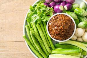 pâte de piment de poisson fermenté avec légumes frais photo