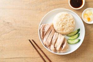 riz au poulet hainanais ou riz cuit à la vapeur avec soupe au poulet photo