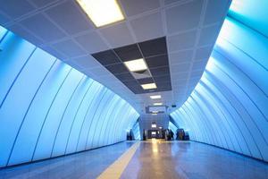 couloir de métro bleu photo