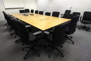 salle de réunion d'affaires (chaises, papier, préparation)