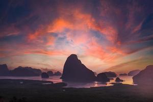 paysage point de vue de la baie de phang nga à samet nang elle près de phuket dans le sud de la thaïlande., point de repère et populaire pour l'attraction touristique. voyage en asie du sud-est et concept de vacances d'été tropicales photo