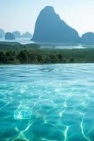 hôtel de luxe avec piscine sur fond de baie de phang nga, touriste se relaxant à samet nang elle, près de phuket dans le sud de la thaïlande. voyage, voyage et vacances d'été photo