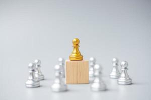 pièces de pion d'échecs en or ou homme d'affaires leader avec cercle d'hommes en argent. concept de victoire, de leadership, de réussite commerciale, d'équipe et de travail d'équipe photo