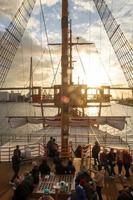 touristes visitant le bateau de croisière santa maria au coucher du soleil. Osaka, Kansai, Japon, 28 novembre 2019 photo