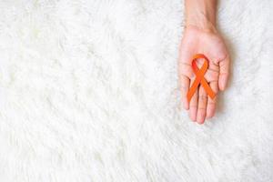 leucémie, journée du cancer du rein, sclérose en plaques mondiale, crps, mois de sensibilisation à l'automutilation, ruban orange pour soutenir les personnes vivant et malades. concept de soins de santé et de la journée mondiale du cancer photo