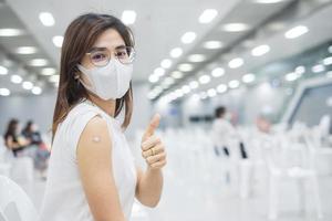 femme heureuse montrant le pouce après avoir reçu le vaccin. vaccination, immunisation, inoculation et pandémie de coronavirus photo