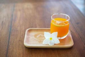 jus d'orange glacé frais dans l'hôtel de luxe, boisson de bienvenue pour les clients photo