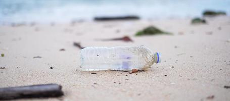 déchets de bouteilles en plastique sur la plage. concept d'écologie, d'environnement, de pollution et de problème écologique photo