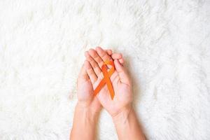 leucémie, journée du cancer du rein, sclérose en plaques mondiale, crps, mois de sensibilisation à l'automutilation, ruban orange pour soutenir les personnes vivant et malades. concept de soins de santé et de la journée mondiale du cancer photo