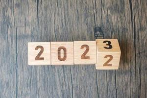 retournez le bloc 2022 à 2023. objectif, résolution, stratégie, plan, motivation, redémarrage, prévision, changement, compte à rebours et concepts de vacances du nouvel an photo