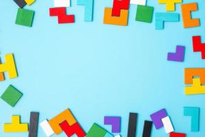 pièces de puzzle en bois colorées sur fond bleu, bloc de forme géométrique avec espace de copie. concepts de pensée logique, énigme, solutions, rationnel, stratégie, journée mondiale de la logique et éducation photo