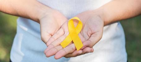 prévention du suicide, sarcome, os, vessie, mois de sensibilisation au cancer infantile, ruban jaune pour soutenir les personnes vivant et malades. santé des enfants et concept de la journée mondiale du cancer photo