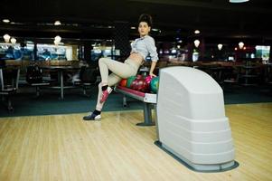 fille avec boule de bowling sur l'allée a joué au club de bowling. photo