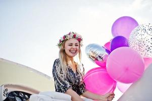 fille blonde en couronne assise sur un yacht à la fête de poule. photo