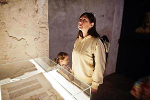 mère avec fille regarde l'exposition du château de veveri, république tchèque. photo