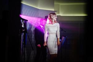 groupe de musique musicale live sur une scène avec différentes lumières. belle fille blonde chanteuse vocale. photo