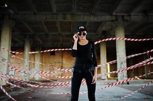 agent féminin sexy du fbi dans un endroit abandonné. photo