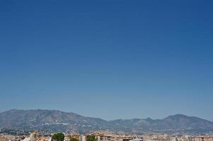 vue imprenable sur la petite ville méditerranéenne à côté de la chaîne de montagnes. photo