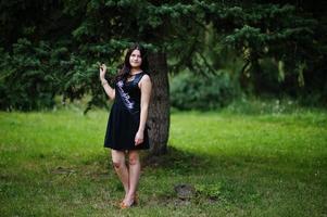 portrait d'une magnifique fille vêtue de noir à la fête de poule, posée au parc. photo