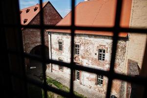 cage de fenêtre au château de veveri, république tchèque. ville de brno, région de la moravie du sud. photo