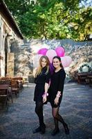 deux filles portent du noir avec des ballons à la fête de poule. photo