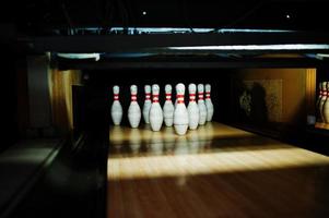 gros plan de dix quilles au club de bowling. photo