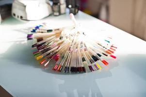 variété de testeurs de couleur d'ongles dans un salon de manucure. photo