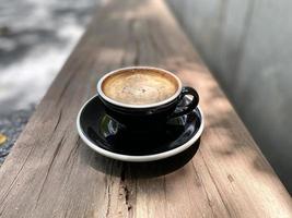 tasse de café chaud sur la table photo