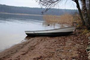 bateau sur la rive du lac, minimalisme. nature endormie photo