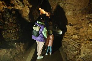 la famille explore les grottes de punkva, en république tchèque. photo