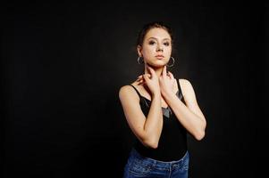 portrait en studio de jeune fille brune avec maquillage sur fond noir. photo