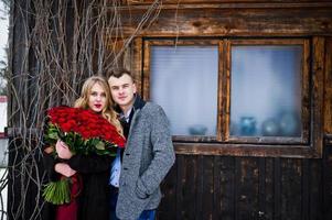 couple d'amoureux amoureux au jour d'hiver avec un grand bouquet de 101 roses. photo