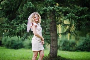 portrait de future mariée bouclée blonde à la fête de poule. photo