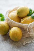 sac écologique avec des citrons mûrs photo