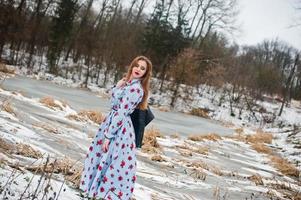 fille élégante en veste de cuir au jour d'hiver contre le lac gelé. photo