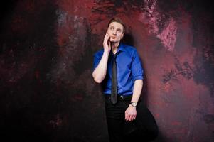 portrait en studio d'un homme élégant, porter une chemise bleue et une cravate. photo