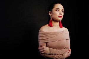 portrait en studio de jeune fille brune avec maquillage sur fond noir. photo