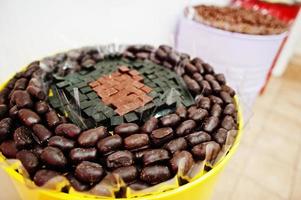 barils avec des bonbons dans un magasin de bonbons. photo