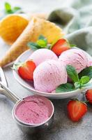 glace aux fraises maison avec des fraises fraîches photo