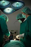 professeur de médecine en cardiologie et une équipe de médecins en salle d'opération subissant une transplantation cardiaque photo