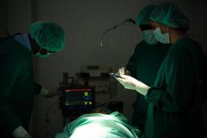 le médecin discute du cas avec une tablette. avant d'aller en chirurgie sur le vrai patient photo