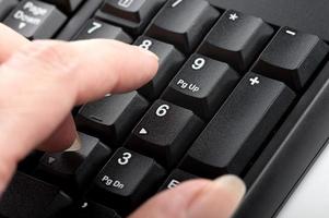 doigt femmes clique sur les chiffres sur la macro du clavier