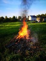 un grand feu de joie dans une clairière photo